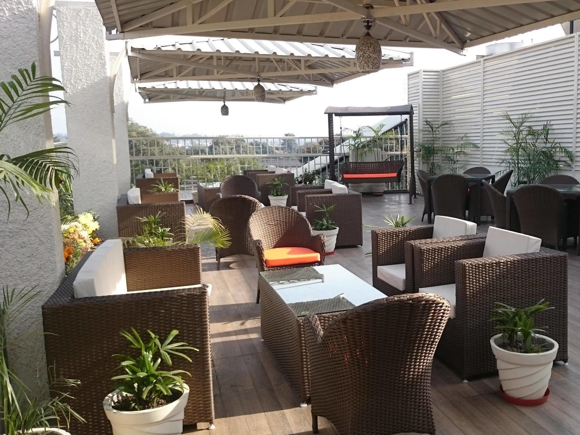 Imperial Clarks Inn Dehradun Zewnętrze zdjęcie